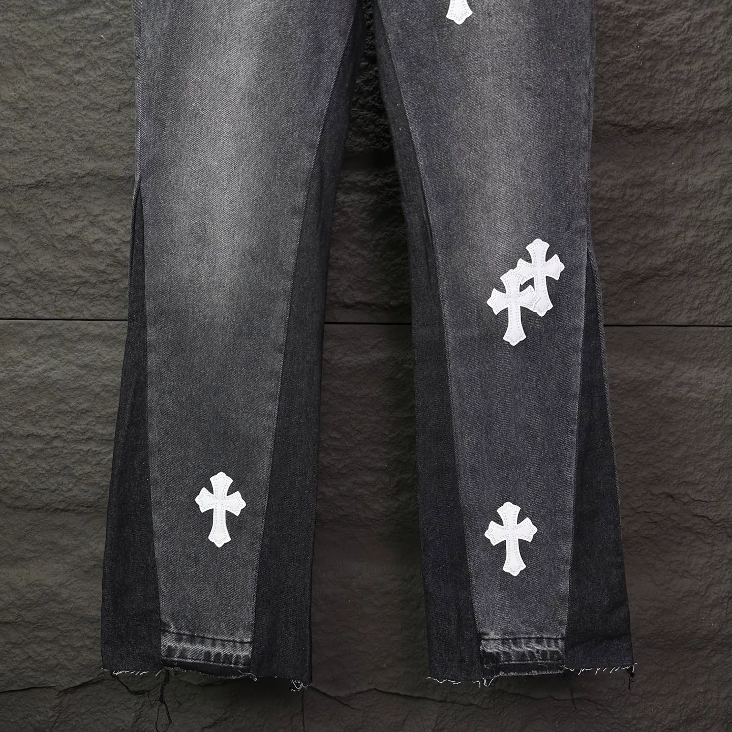 P240 GALLERY DEPT. & Croixin co-branded 2025 new spliced ​​white cross patch leather couple's bootcut jeans 🔥High version🔥High version🔥 Top ceiling quality Styles with different washed textures are very friendly to people with thin legs and thick legs. The bootcut version is very flattering. Moderate length that never goes out of style, easy to match with casually, basic styling for various styles, a must-have in the wardrobe! The fabric is stiff but also makes the upper body soft without losing texture. The washing process is even more perfect. It is a must-have item for everyone! ! ! Washed wheat, hang tag, pants label, three complete labels, color: black, size: 28, 30, 32, 34, 36 (five sizes)